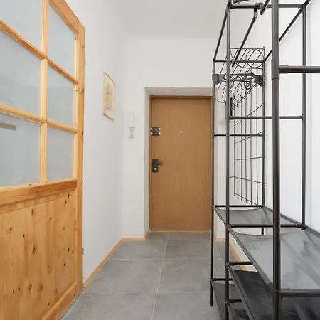 Przytulny I Tradycyjny Na Parterze W Centrum Warszawy By Renters